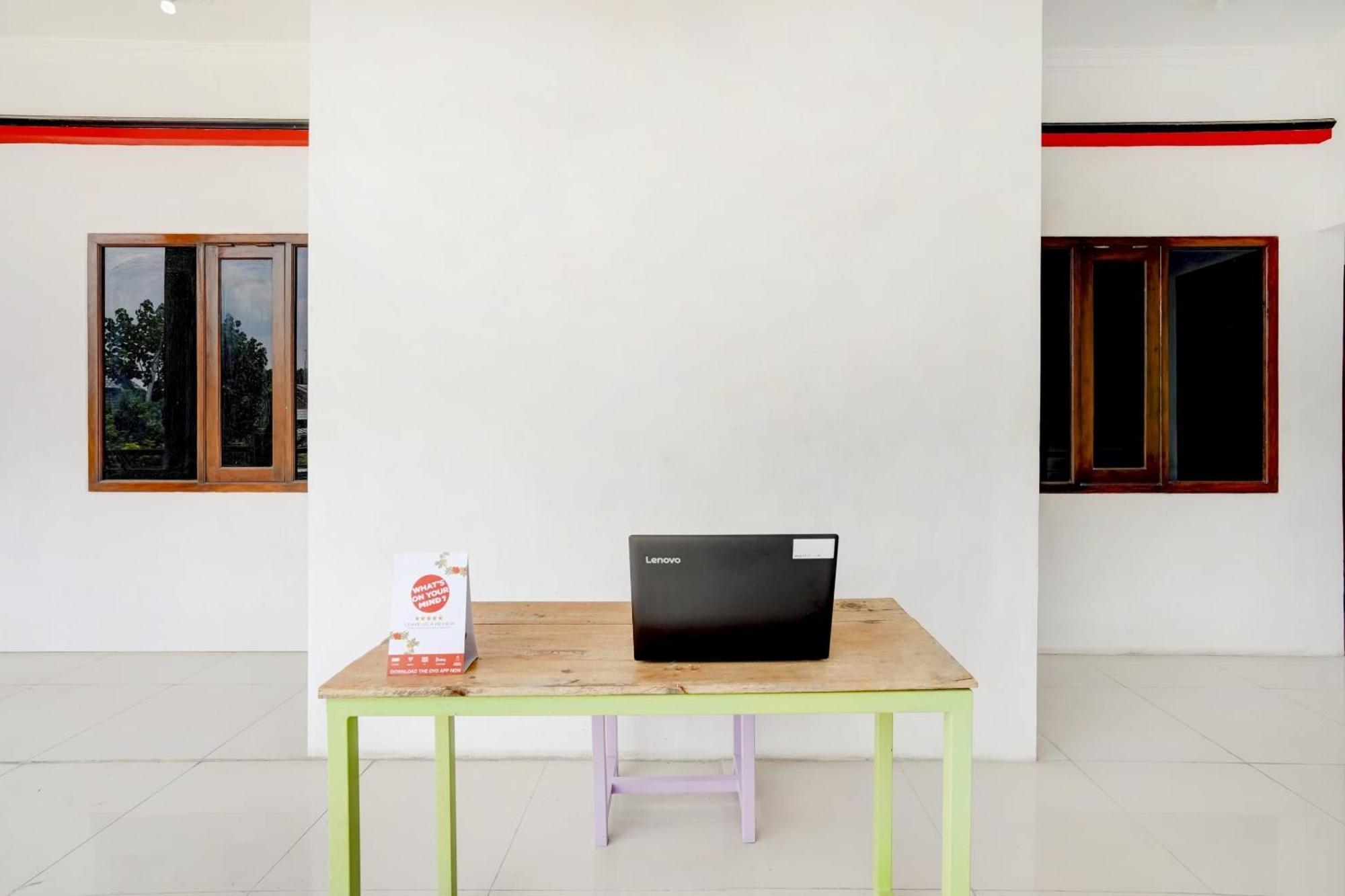 Super Oyo 3702 Homestay Bougenville Syariah Lamongan Exterior foto